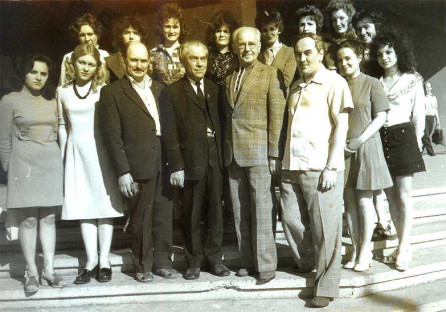 Выпуск 1976 года. На фотографии: Ефимова, 1-й ряд, вторая слева, Веселков, Меленевский, Мусин, Плотников, Голицына